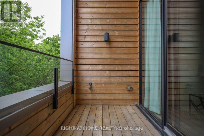 Building Photo - 455 Dovercourt Rd