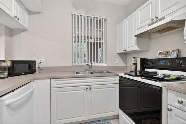 Foto del edificio - 6890 W Sample Rd