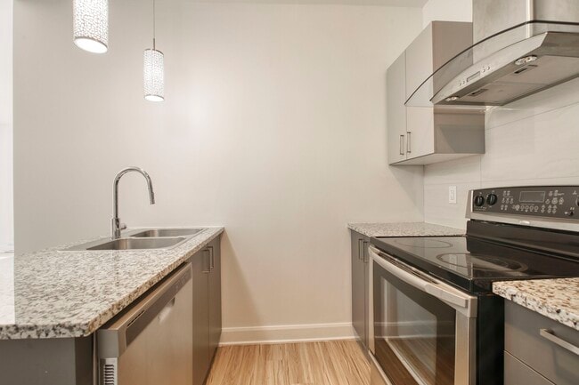 Building Photo - 6600 Av. de Darlington