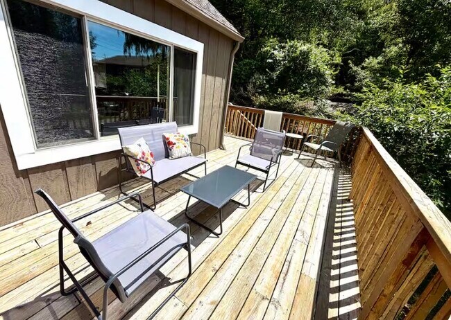 Foto del edificio - 4504 N Lakeshore Dr
