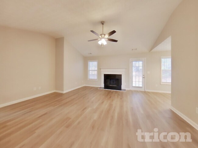 Building Photo - 20 E Lawn Dr