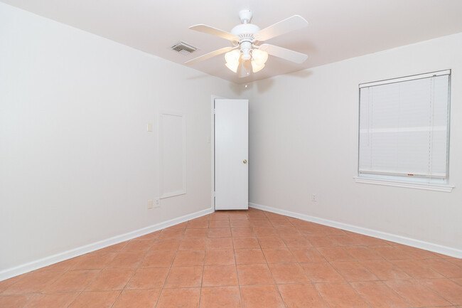 Foto del edificio - Wow! 2bed 2bath - Only 950
