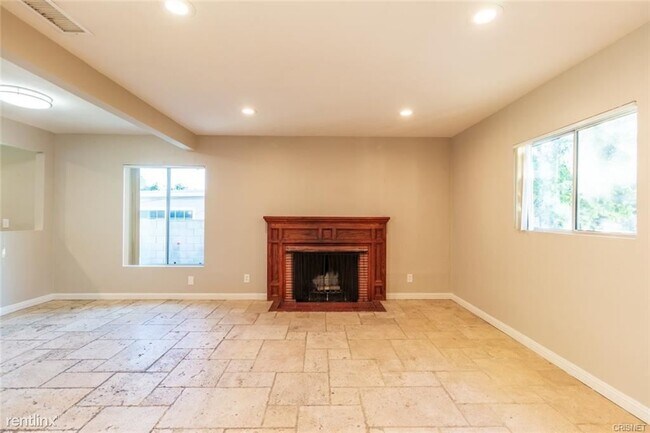 Foto del edificio - 2 br, 2 bath House - 7542 Lindley Ave