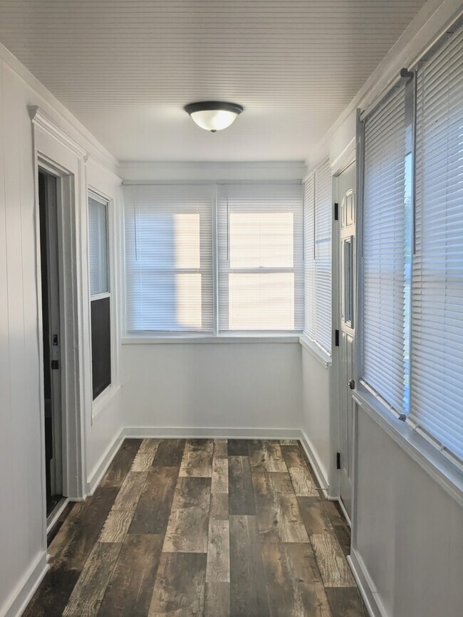 Foto del edificio - 421 E 10th St