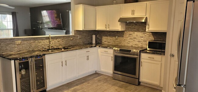 Building Photo - New Listing! Amazing 3 Bedroom, 2.5 Bath H...