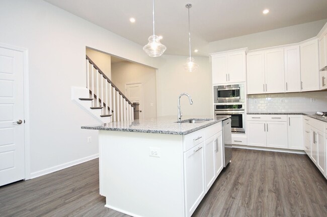 Building Photo - Avinity Townhome With Main Level Bedroom