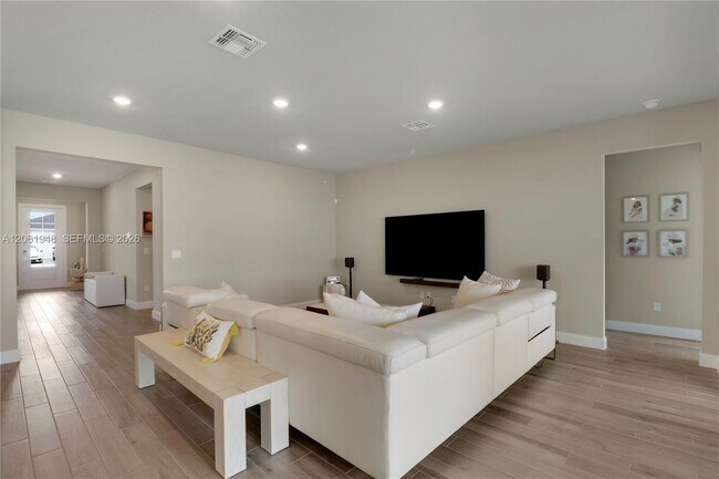 Foto del edificio - 6489 Cloverdale Ave