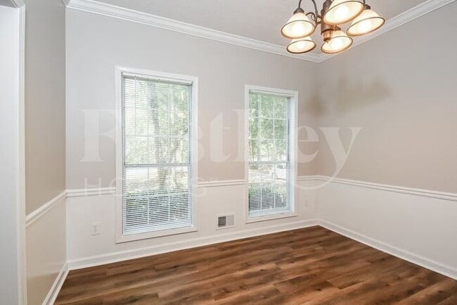 Building Photo - 215 Winfair Dr
