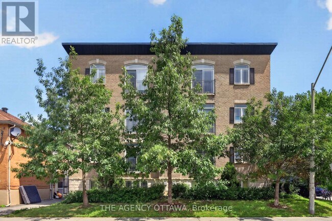 Photo du bâtiment - 711 Churchill Ave N