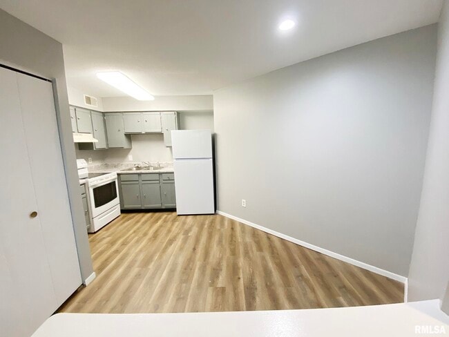Building Photo - 5905 W Ridgecrest Dr