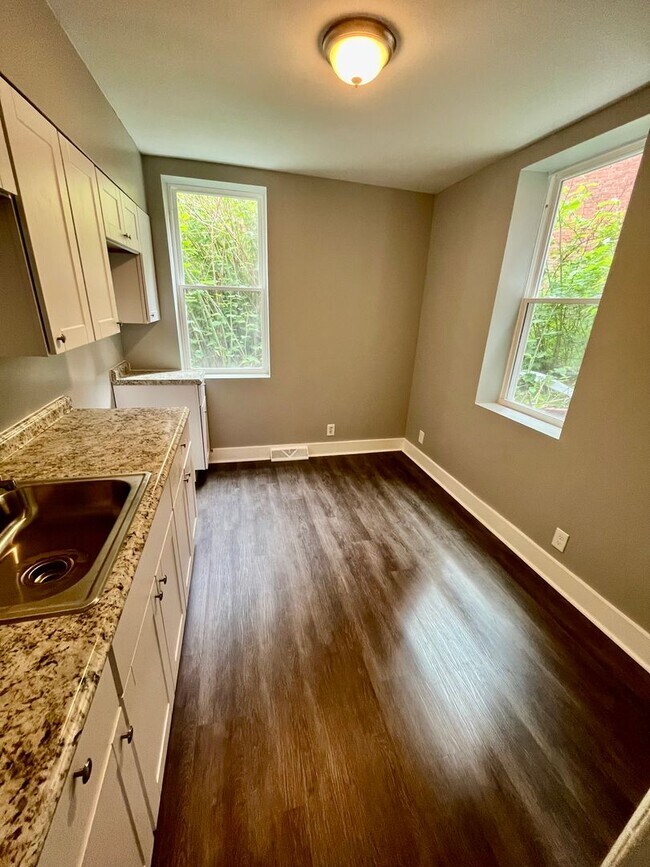 Building Photo - Newly Renovated - 3BR / 1BA Townhome on La...