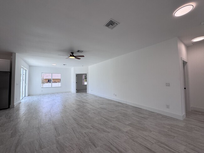 Building Photo - 1605 Nora Ln