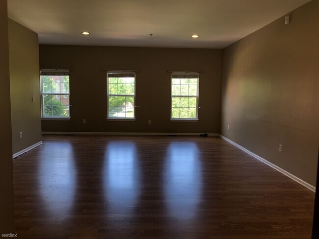 Building Photo - 3 br, 2.5 bath Condo - 10888 Pardee Rd