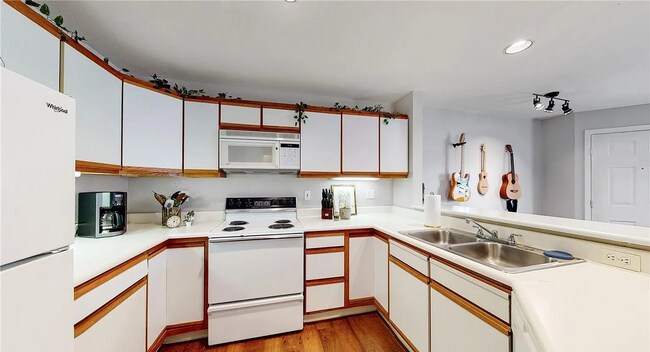 Building Photo - "Charming 1-Bedroom Condo with Mountain Views & Pool in Prime Boulder Location!"