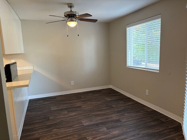 Foto del edificio - Spacious Two Bedroom One Bath Available Wi...