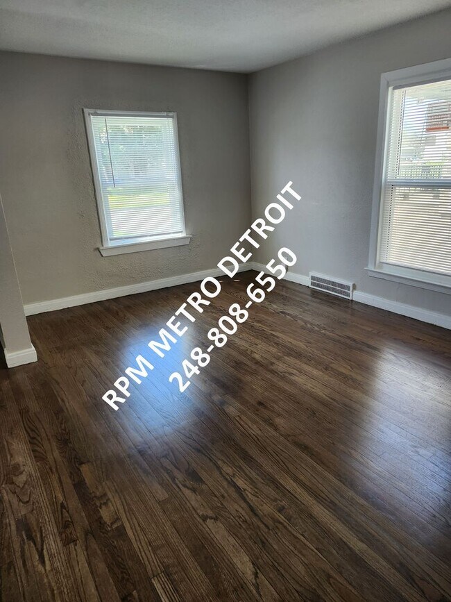 Foto del edificio - JUST RENOVATED EAST SIDE DETROIT HOME