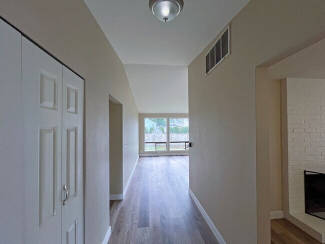 Building Photo - Charming 3-bedroom, 1.75-bathroom home loc...