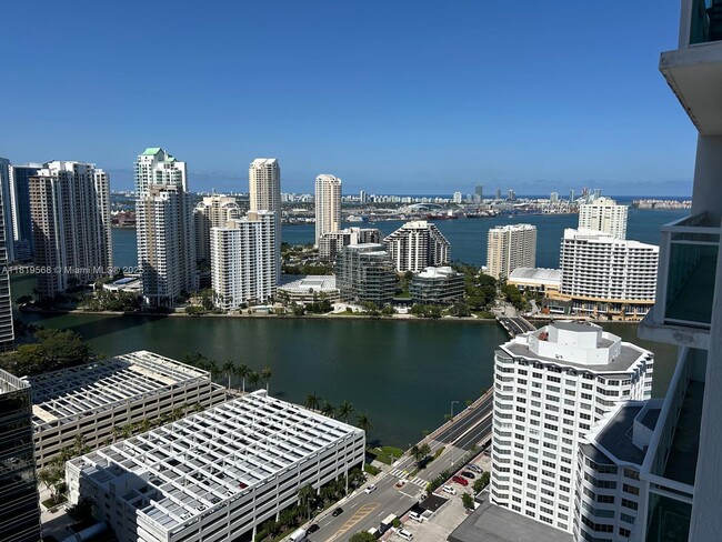 Building Photo - 950 Brickell Bay Dr