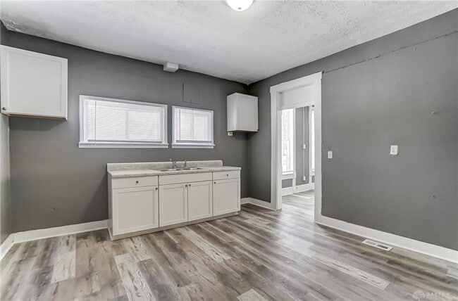 Building Photo - 810 Innisfallen Ave
