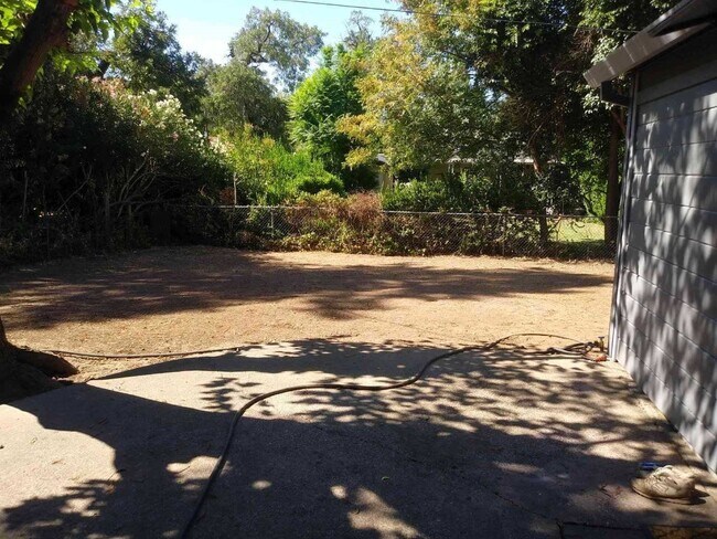 Foto del edificio - BEAUTIFUL HOME ON LARGE LOT W/ ADDITIONAL OFFICE SPACE