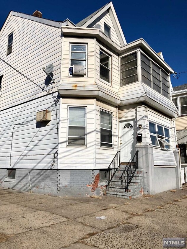 Primary Photo - 285 N 6th St