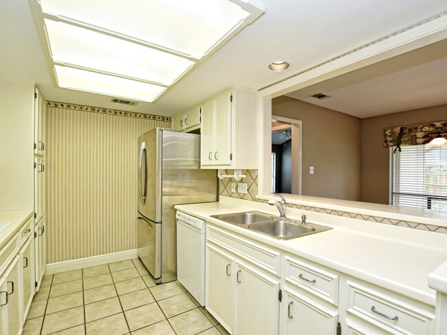Building Photo - Charming home in the highly sought-after T...