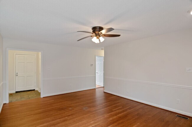 Foto del edificio - Freshly Updated! Beautiful 3 Bedroom, 2 Bath Ranch with Private wooded lot - Pet Friendly!