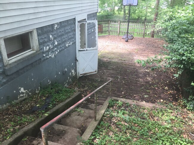 Building Photo - Private Backyard! - $490 Month / $1,000 Down