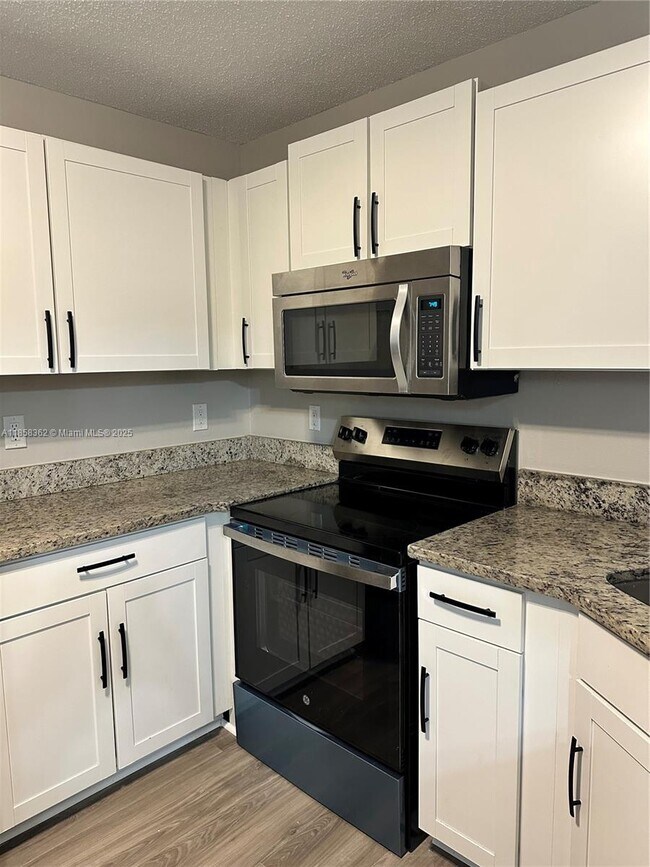 Foto del edificio - 3200 Sabal Palms Ct