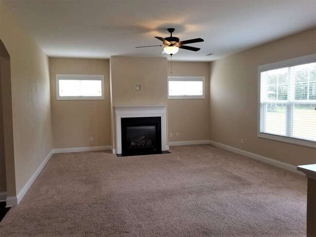 Building Photo - 132 Farmhouse Ln