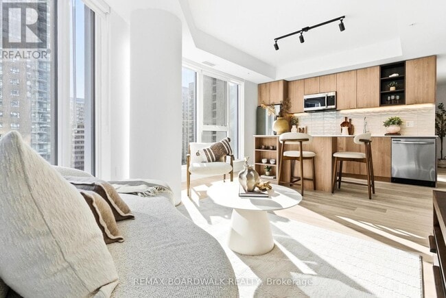 Building Photo - 391 Slater St.