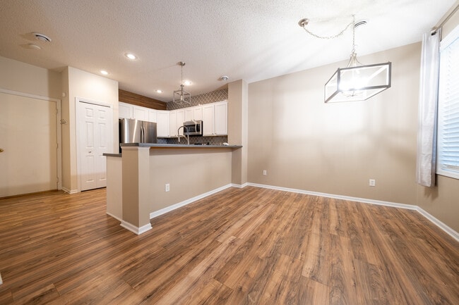 Building Photo - 10875 Oak Grv Cir