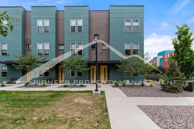 Foto del edificio - Spacious Home with Central AC and Mountain/City Views