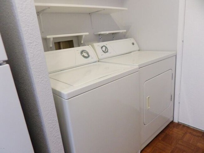 Building Photo - 2 BDRM TWNHSE AT POINTE TAPATIO