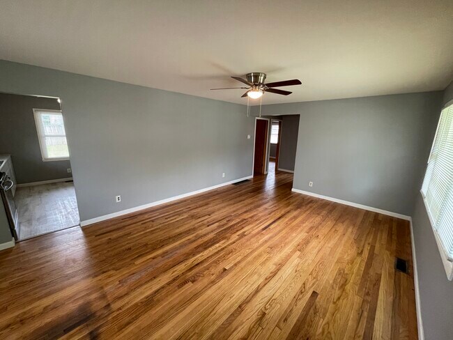 Family Room - 3588 Oaklawn St