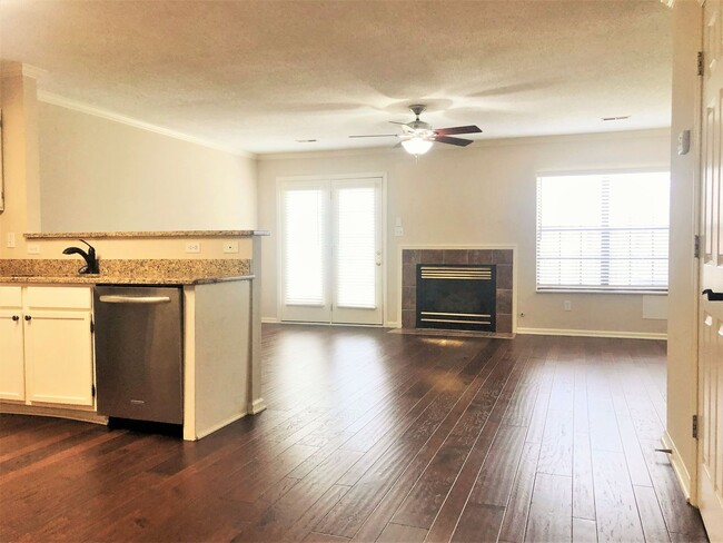 Foto del edificio - PRICE IMPROVEMENT!!  FARRAGUT COMMONS: UPD...