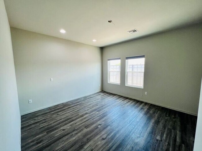 Foto del edificio - For Rent