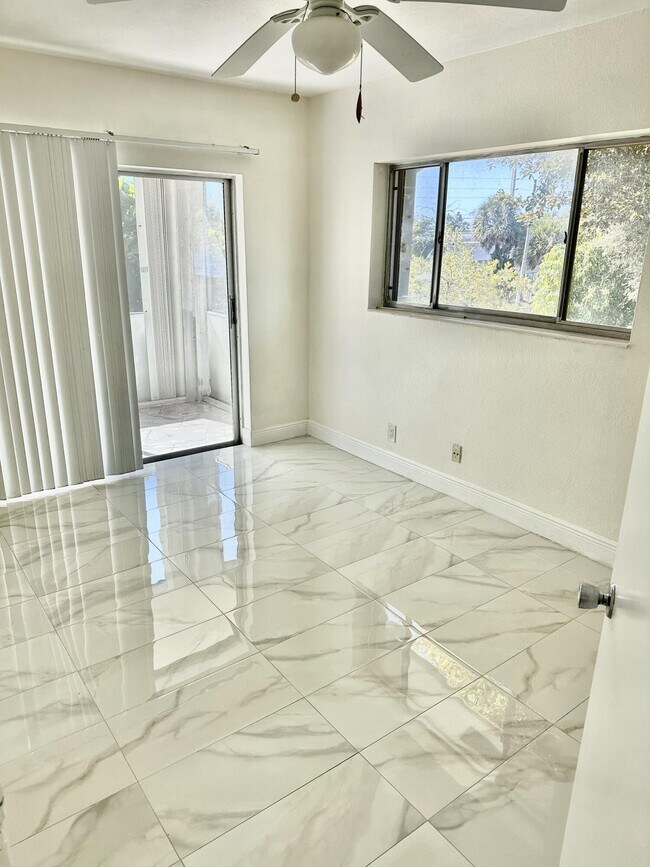 Foto del edificio - 2440 Lake Osborne Dr