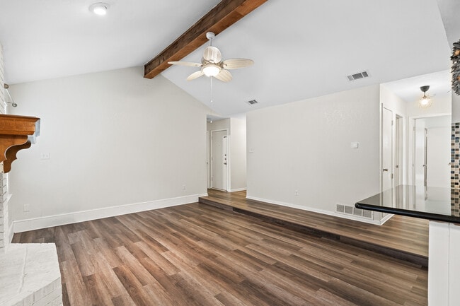 Building Photo - 2413 Phyllis Dr