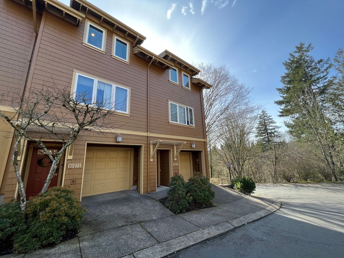 Primary Photo - Incredible Forrest Park Townhome!! 2 bedro...