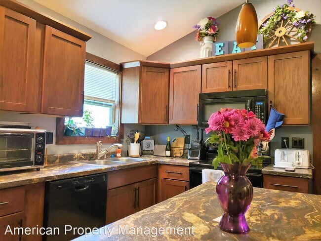 Building Photo - 4 br, 2 bath House - 530 Fremont St.