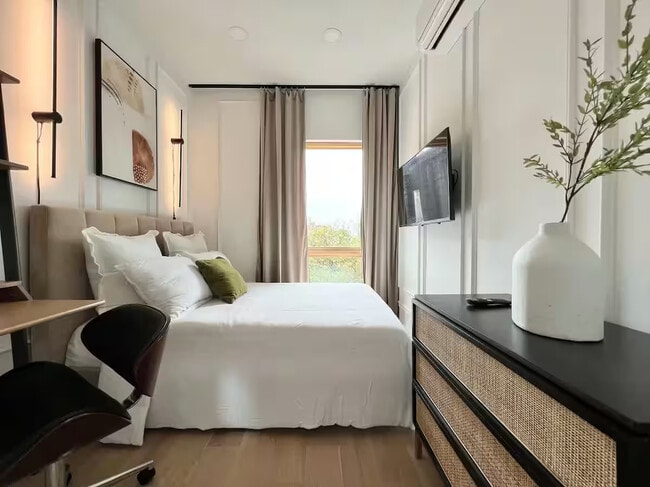 Building Photo - Furnished room/NOT APARTMENT