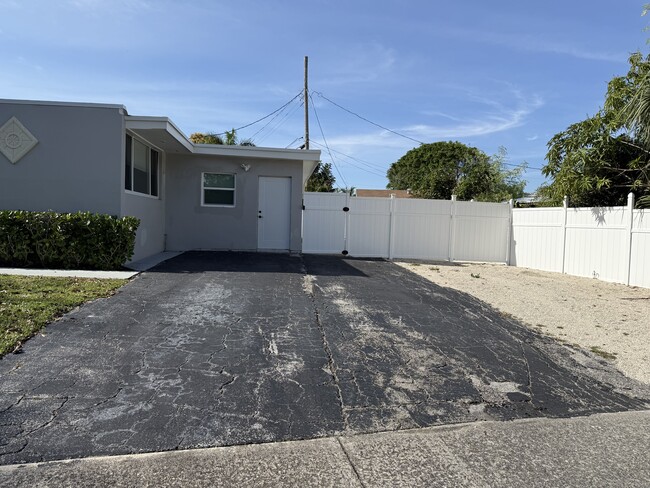 Exterior Entrance/Driveway - 299 Manchester St