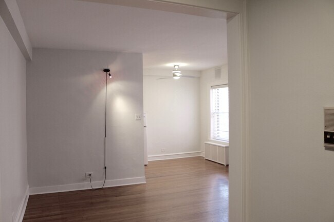Building Photo - 2330 N Lincoln Park W