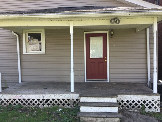 Building Photo - Spacious 4 Bedroom Home