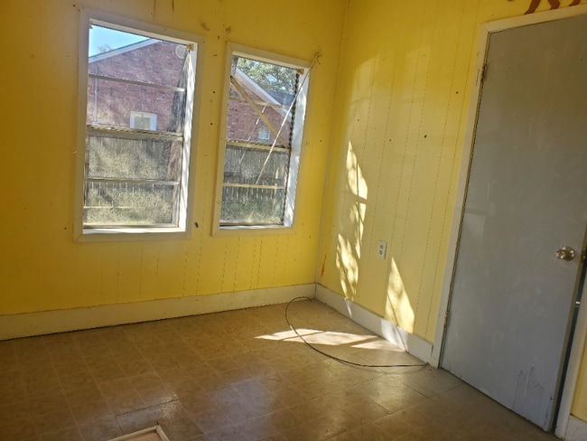 Building Photo - 614 W 4th Ave