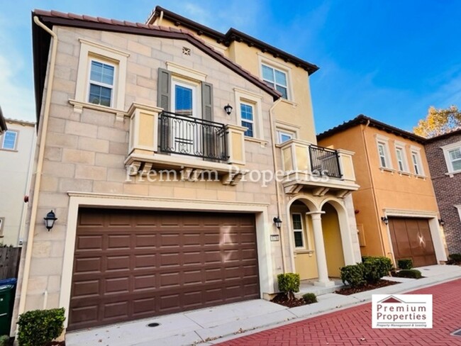 Foto del edificio - Exquisite 4BD/3.5BA + Loft, Tri-Level Home...