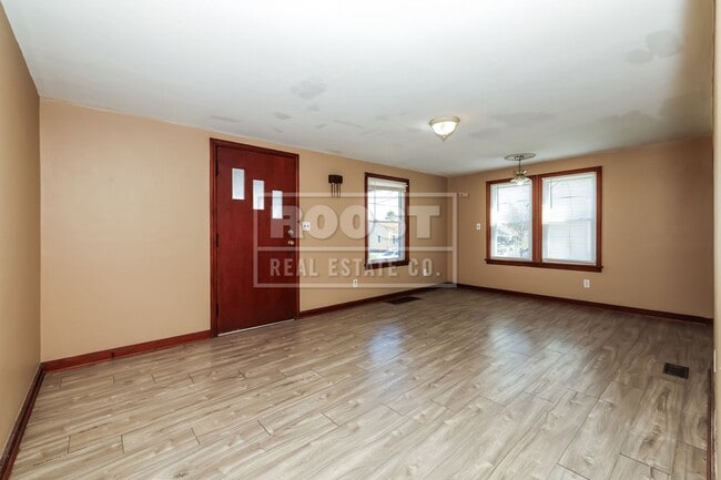 Building Photo - Three bedroom, one bathroom single home in Springfield