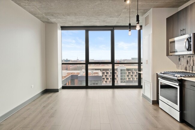 Building Photo - 1362 W Randolph St