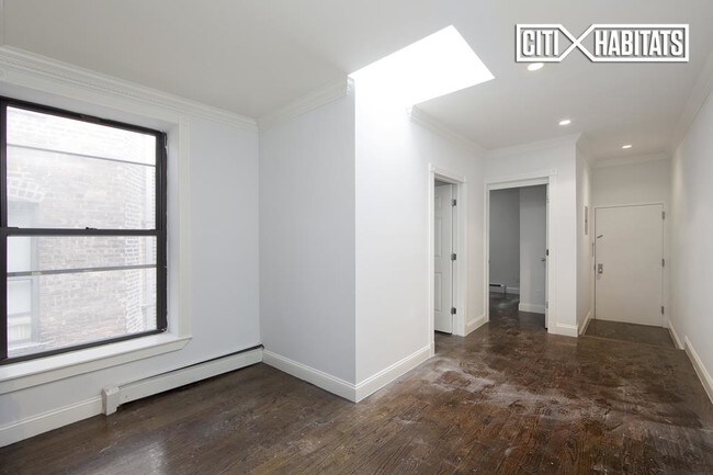 Building Photo - 818 10th Ave